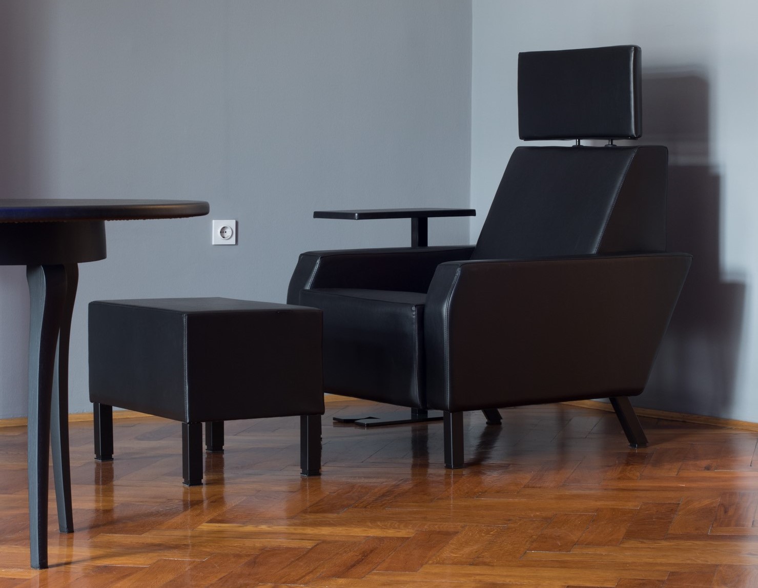 Dizajn interijera u stanu B s Men's Secrets crnom kožnom foteljom