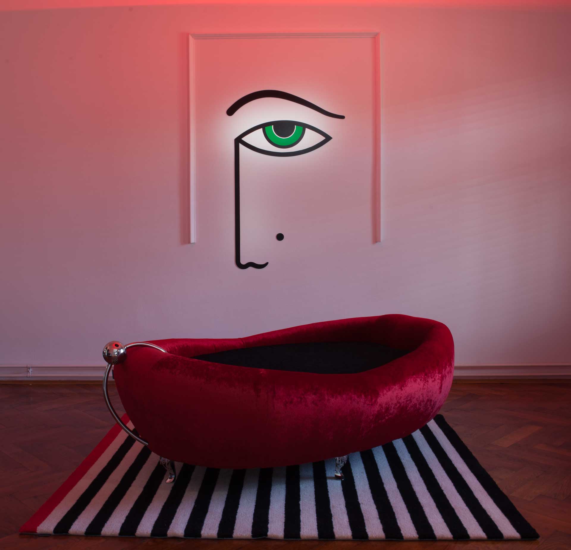 Back room dizajna interijera s The Deep Throat sofom