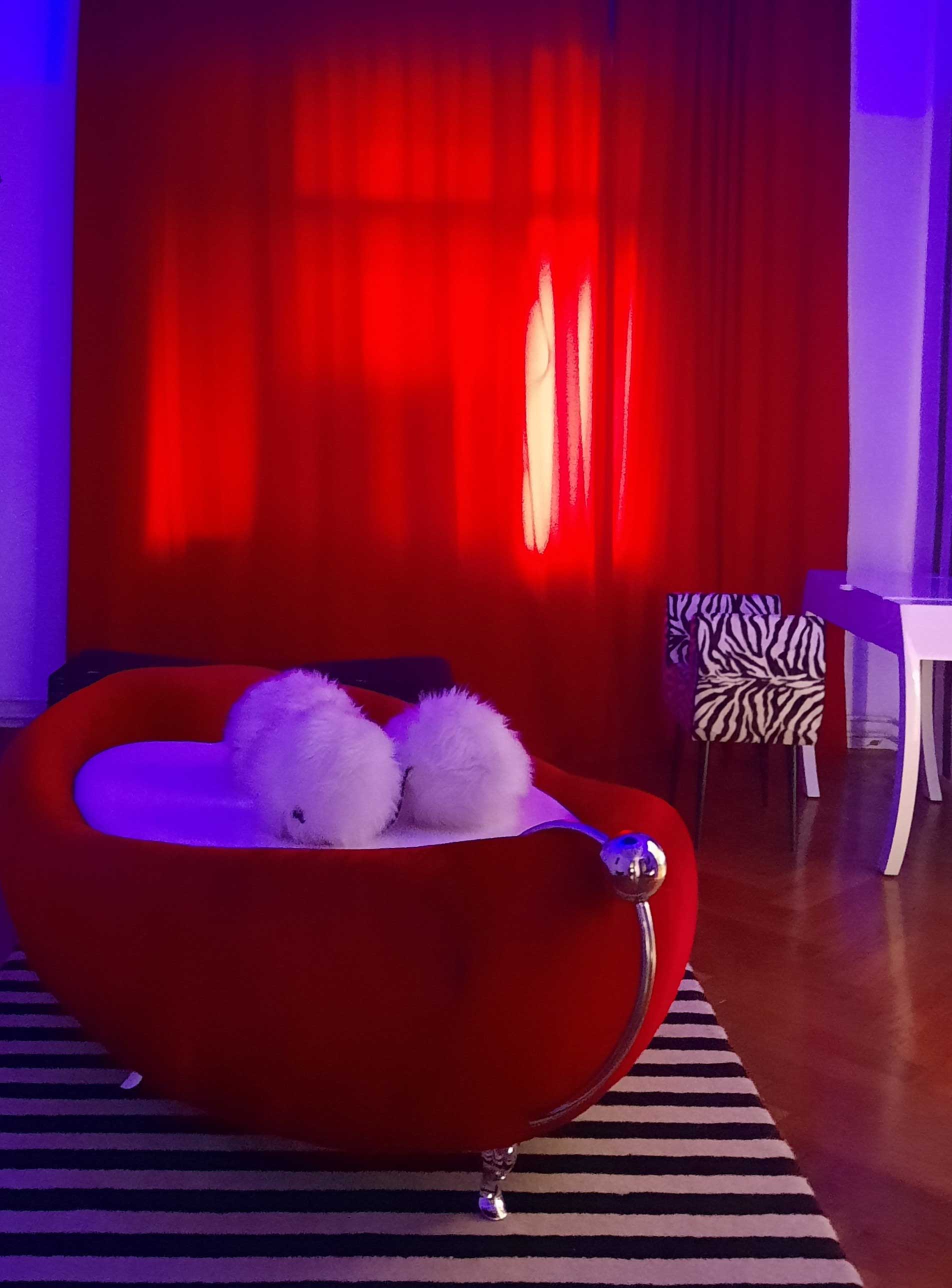 Back room dizajna interijera s The Deep Throat sofom